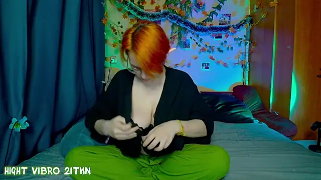 Snapshot of TrickyKitsune chatting on December 4, 1:31 pm TrickyKitsune online show from December 4, 1:31 pm