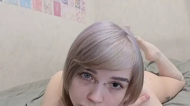 Snapshot of emodreamgirl chatting on April 8, 4:29 pm emodreamgirl online show from April 8, 4:29 pm