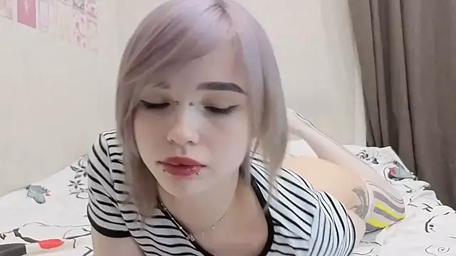 Snapshot of emodreamgirl chatting on April 16, 10:23 pm emodreamgirl online show from April 16, 10:23 pm