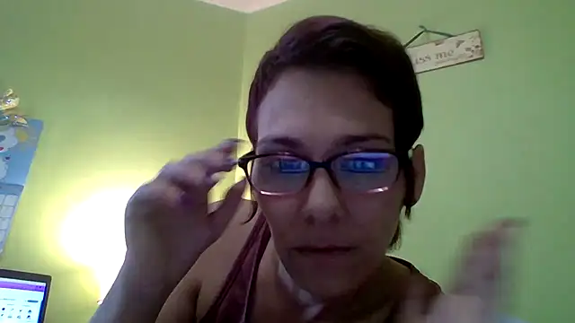 Snapshot of TheOneNOnlyHalfPint chatting on February 8, 8:42 pm TheOneNOnlyHalfPint online show from February 8, 8:42 pm