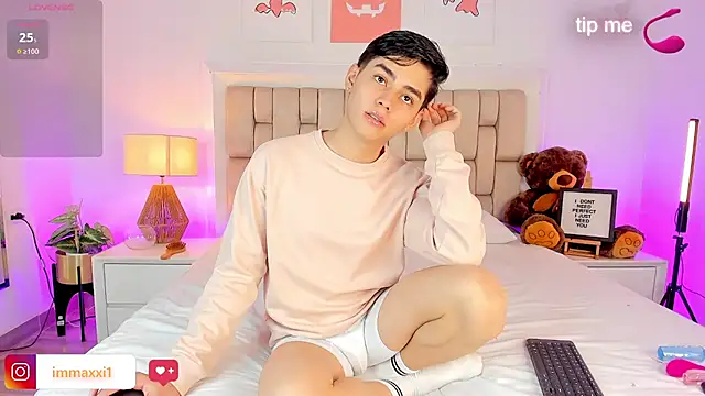 Maxi little online show from November 5, 9:15 pm