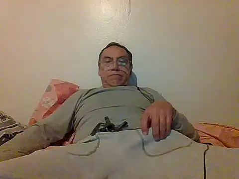 Snapshot of santiagon2015 chatting on December 26, 2:44 am santiagon2015 online show from December 26, 2:44 am