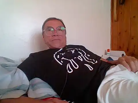 Snapshot of santiagon2015 chatting on February 5, 5:42 pm santiagon2015 online show from February 5, 5:42 pm