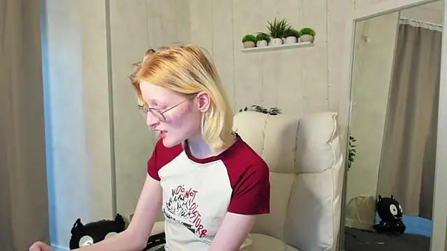 ElizabethHarpper online show from October 31, 9:21 am