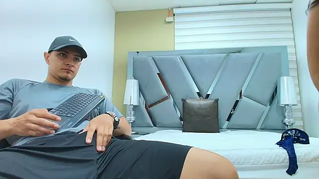 DAVID VICTORIAA online show from May 6, 1:05 pm