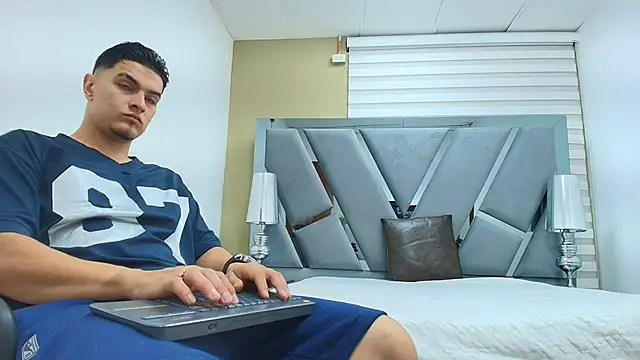 DAVID VICTORIAA online show from May 9, 1:05 pm