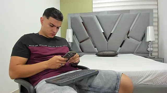 DAVID VICTORIAA online show from June 19, 1:15 pm