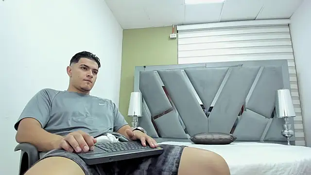DAVID VICTORIAA online show from July 9, 1:04 pm