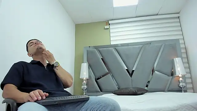 DAVID VICTORIAA online show from July 29, 1:20 pm