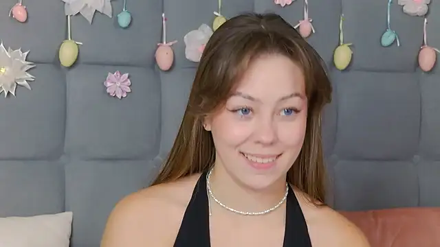 Snapshot of TheEmma chatting on April 10, 11:20 pm TheEmma online show from April 10, 11:20 pm