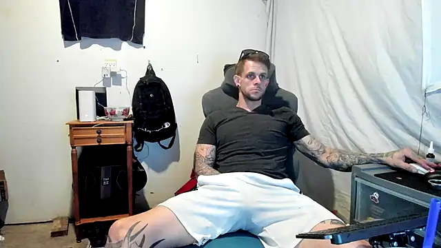 Snapshot of JamesMichael88 chatting on March 21, 7:13 pm JamesMichael88 online show from March 21, 7:13 pm