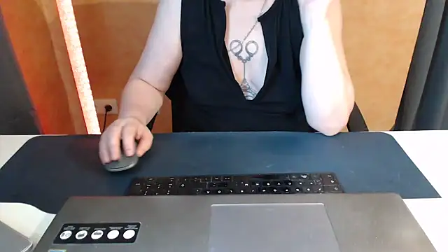 Sweet Phoenix online show from June 7, 8:29 am