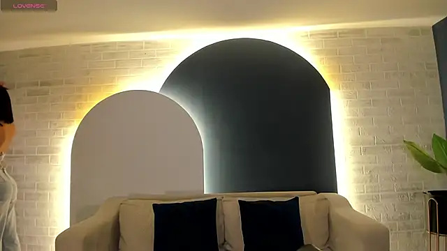 NiaSalvatore online show from September 20, 3:57 pm