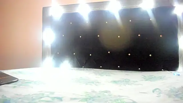 Snapshot of violetadumsper chatting on March 31, 3:30 am violetadumsper online show from March 31, 3:30 am