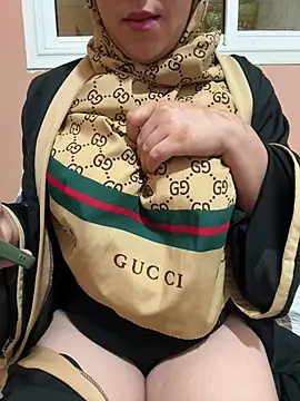 Snapshot of Sindrila_ chatting on January 4, 5:58 pm Sindrila online show from January 4, 5:58 pm