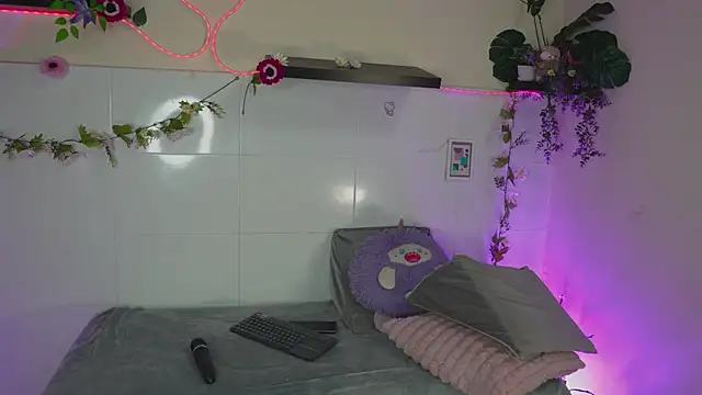 bri cullen online show from November 8, 2:23 am