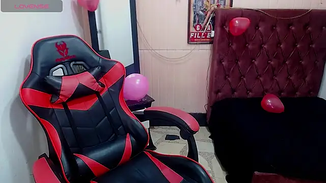 Snapshot of Anniee_x chatting on February 14, 12:57 pm Anniee x online show from February 14, 12:57 pm