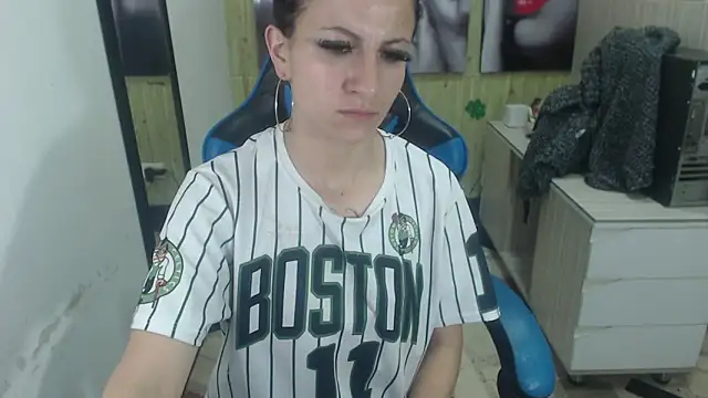 Snapshot of Anniee_x chatting on February 28, 1:03 pm Anniee x online show from February 28, 1:03 pm