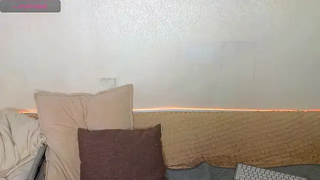 emilytrays online show from February 3, 1:48 am