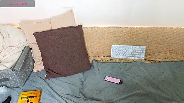 emilytrays online show from February 3, 2:53 am