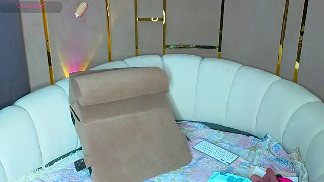 emilytrays online show from June 13, 4:10 am