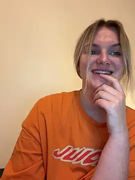 shiny bunnyyy online show from January 5, 9:03 pm