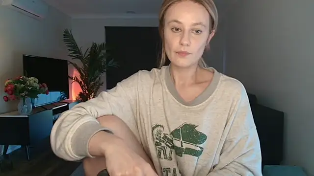 Snapshot of naughtykirra chatting on July 27, 4:52 am naughtykirra online show from July 27, 4:52 am