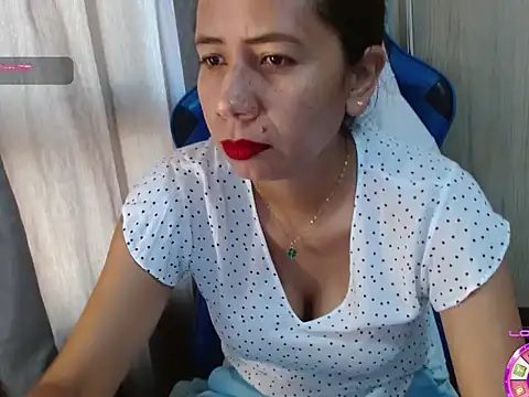 Danielagomez33 online show from May 22, 1:28 pm