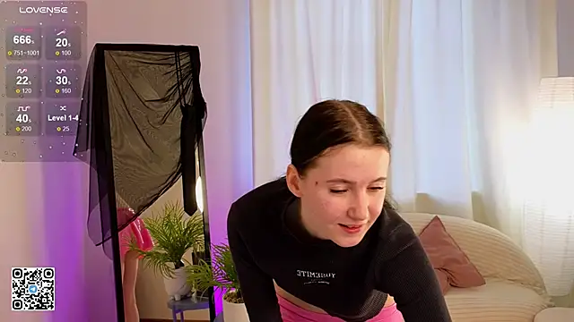 Snapshot of mon_lola chatting on February 10, 6:31 am mon lola online show from February 10, 6:31 am