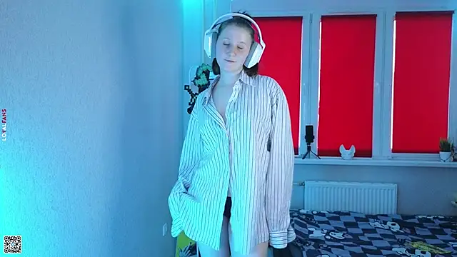 Snapshot of mon_lola chatting on October 8, 2:04 pm mon lola online show from October 8, 2:04 pm