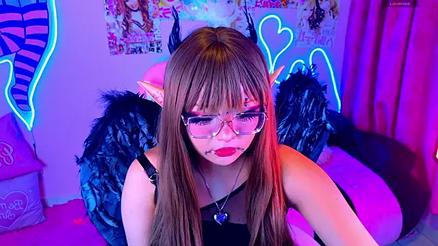 Snapshot of LaytonBox chatting on February 24, 7:52 pm LaytonBox online show from February 24, 7:52 pm