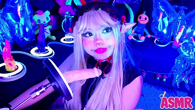 LaytonBox online show from November 16, 4:45 pm