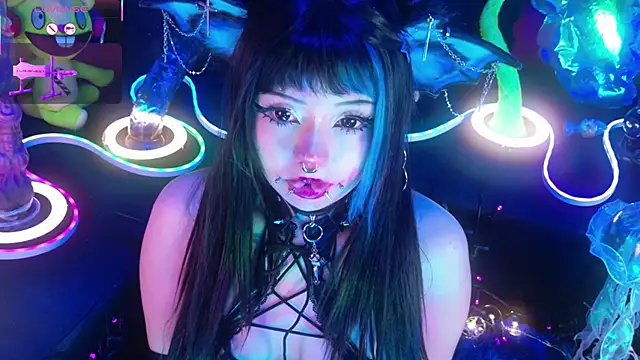 Snapshot of LaytonBox chatting on March 19, 12:42 pm LaytonBox online show from March 19, 12:42 pm