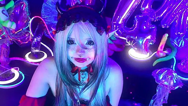 Snapshot of LaytonBox chatting on March 23, 3:49 pm LaytonBox online show from March 23, 3:49 pm