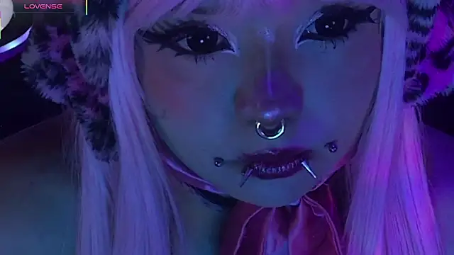 Snapshot of LaytonBox chatting on March 24, 2:11 pm LaytonBox online show from March 24, 2:11 pm