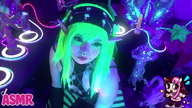 Snapshot of LaytonBox chatting on March 26, 1:28 pm LaytonBox online show from March 26, 1:28 pm