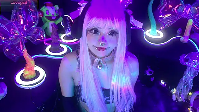 Snapshot of LaytonBox chatting on March 27, 1:22 pm LaytonBox online show from March 27, 1:22 pm