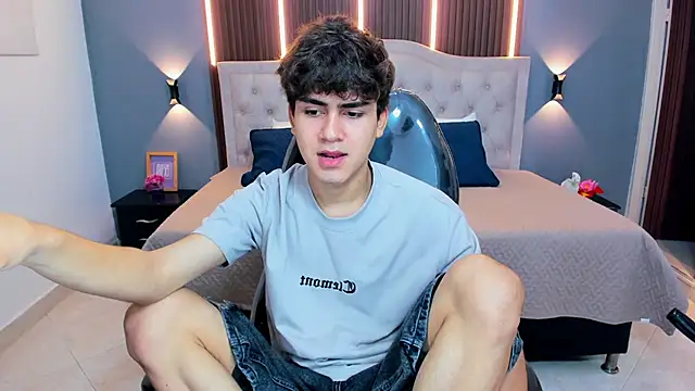 Snapshot of Tommy18__ chatting on April 2, 3:48 am Tommy18 online show from April 2, 3:48 am