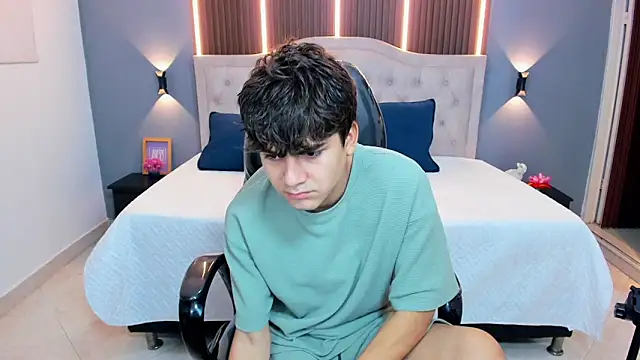 Snapshot of Tommy18__ chatting on April 9, 3:39 am Tommy18 online show from April 9, 3:39 am