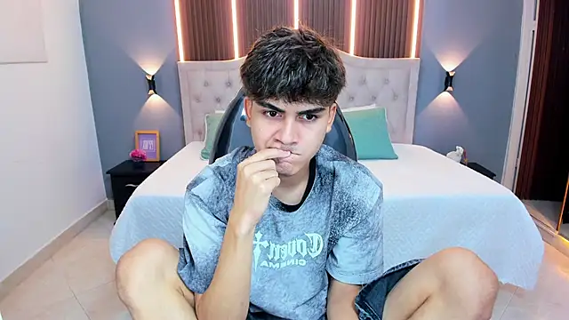 Snapshot of Tommy18__ chatting on April 18, 3:32 am Tommy18 online show from April 18, 3:32 am