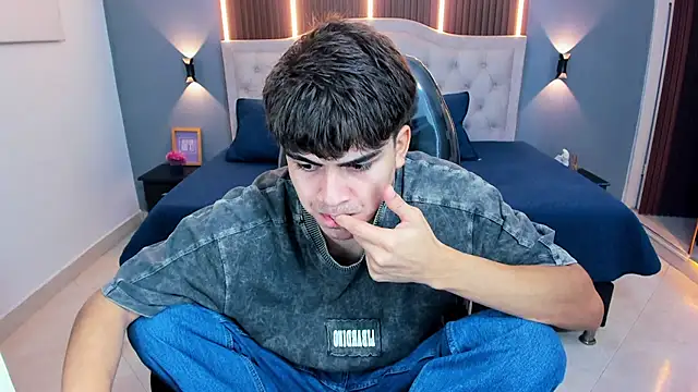 Snapshot of Tommy18__ chatting on April 19, 3:39 am Tommy18 online show from April 19, 3:39 am