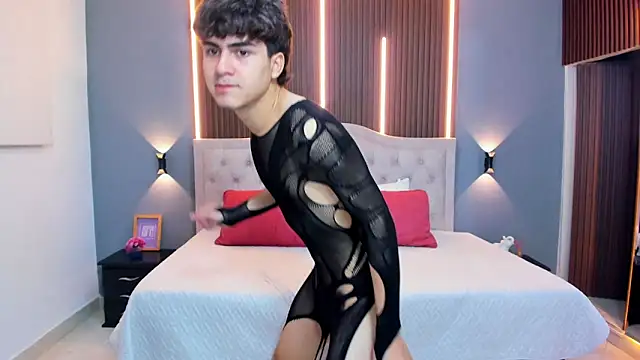 Snapshot of Tommy18__ chatting on April 29, 3:32 am Tommy18 online show from April 29, 3:32 am