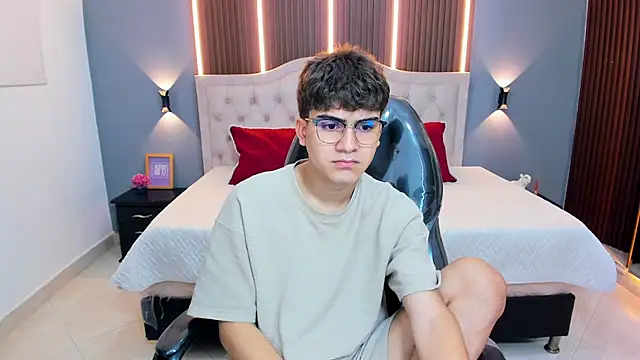 Snapshot of Tommy18__ chatting on May 12, 3:25 am Tommy18 online show from May 12, 3:25 am