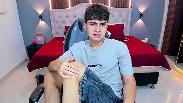 Snapshot of Tommy18__ chatting on May 14, 3:24 am Tommy18 online show from May 14, 3:24 am