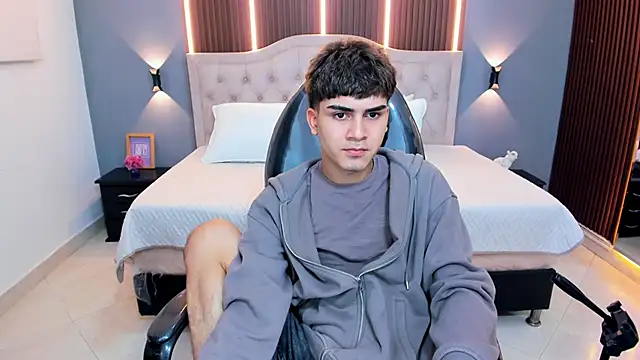 Snapshot of Tommy18__ chatting on June 11, 3:26 am Tommy18 online show from June 11, 3:26 am