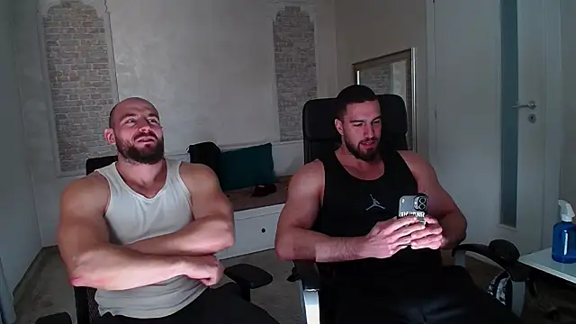 Snapshot of AdamJamesonn chatting on February 19, 10:11 am AdamJamesonn online show from February 19, 10:11 am