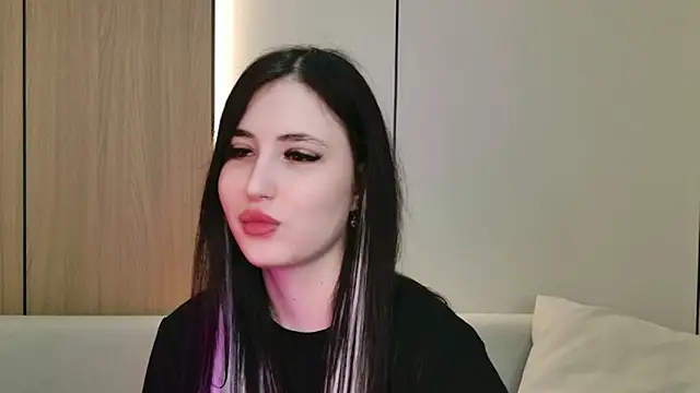 Snapshot of EmmaLawrens chatting on April 5, 10:45 am EmmaLawrens online show from April 5, 10:45 am