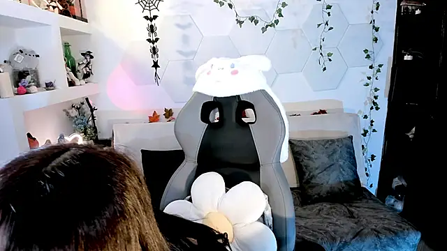 Effy Devalk online show from February 1, 2:02 pm