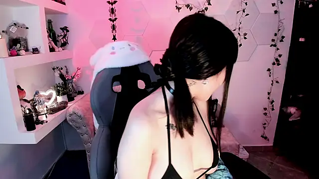 Effy Devalk online show from February 12, 2:10 pm
