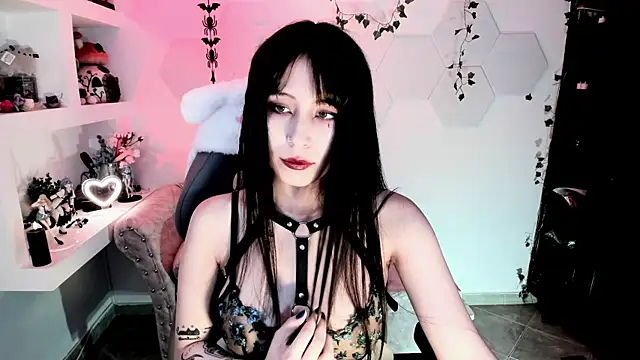 Effy Devalk online show from March 3, 5:50 pm